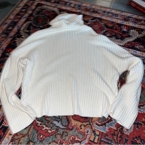 Abercrombie cream knit Turtleneck Sweater size medium - Picture 2 of 4